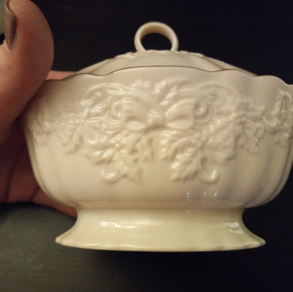 LENOX Holiday Collection Hostess Sugar Bowl - Picture 2 of 7